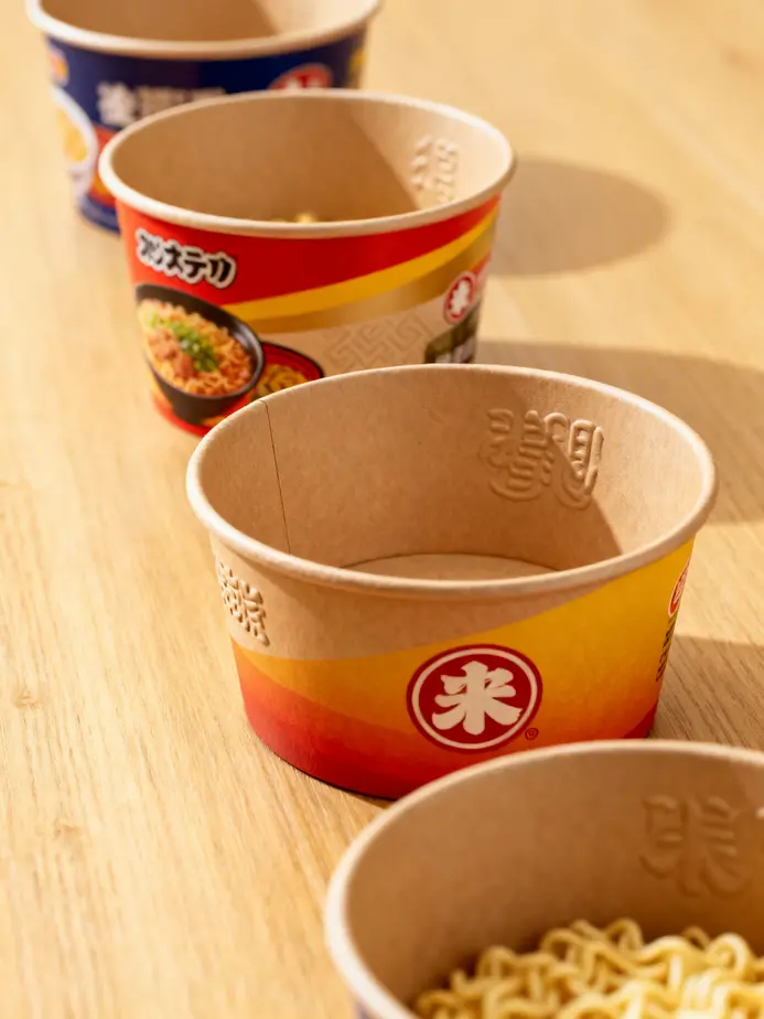 Variety of paper ramen bowls displaying their eco-friendly material qualities and insulation capabilities.